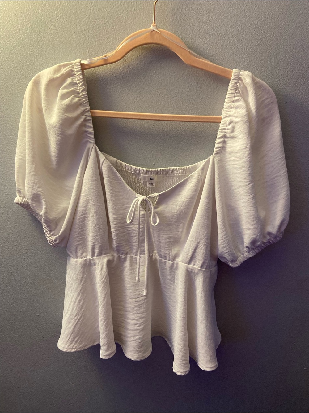 Women’s Puff Sleeve Tie-Front Peplum Top in White